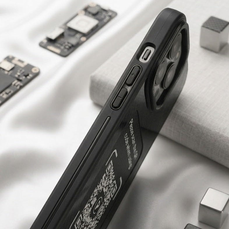 DigitaleyHub Smart-Ink customizable E-Ink photo case for iPhone, black, NFC powered, with QR code.